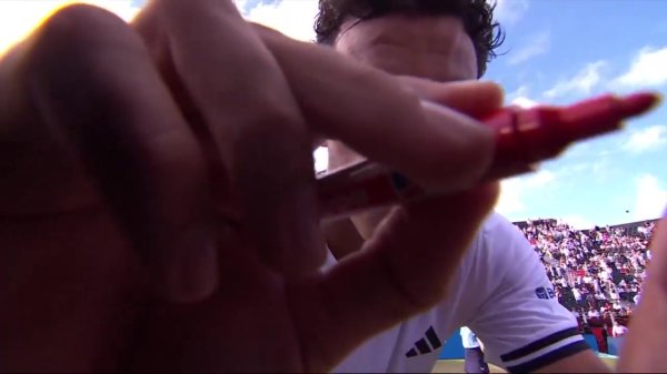 最好股票配资 跨界致敬！阿根廷网球选手塞伦多洛晋级后在镜头签名“MESSI∞”